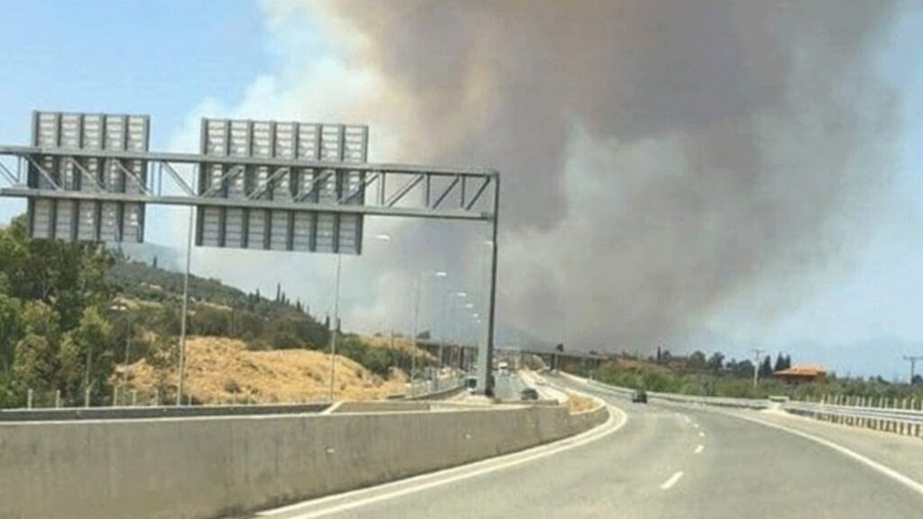 Φωτιά στα Δερβενοχώρια: Κλείνει η παλιά Εθνική Οδός Ελευσίνας-Θηβών