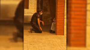 Αστυνομικοί προσπαθούν να πείσουν μοναχές να εκκενώσουν μοναστήρι στη Μάνδρα