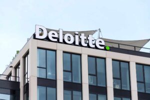 Deloitte: Αυξημένος πιστωτικός κίνδυνος των ελληνικών επιχειρήσεων στην πράσινη οικονομία