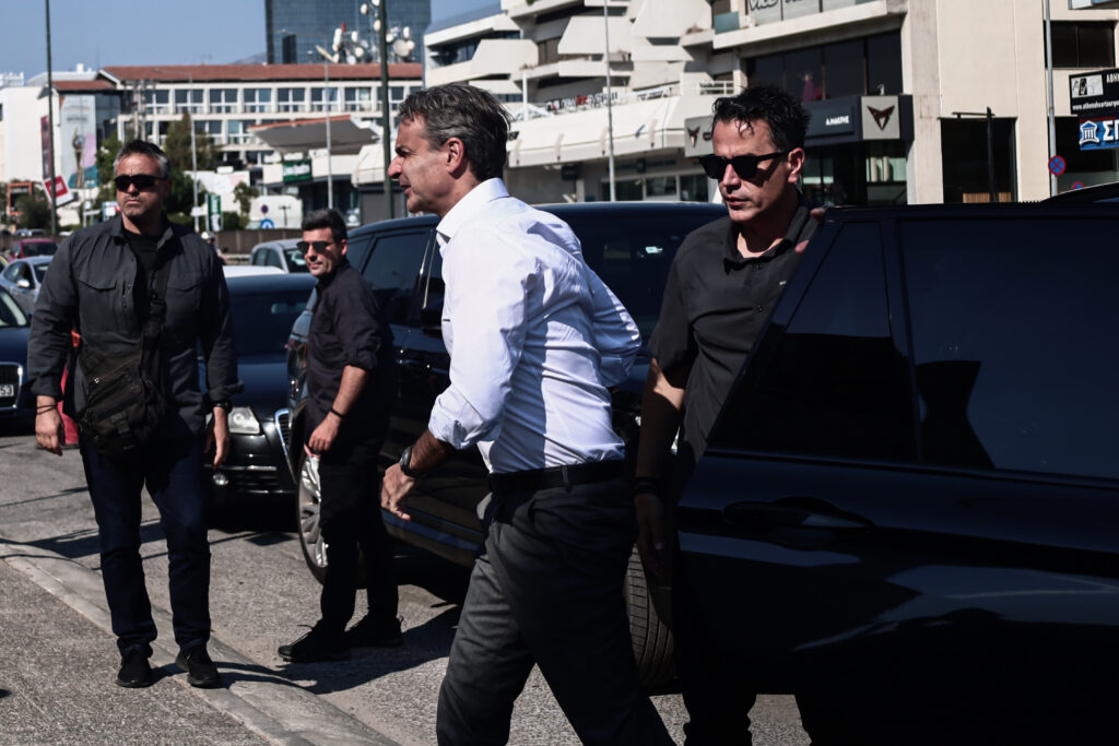 Στο Συντονιστικό Κέντρο Επιχειρήσεων της Πολιτικής Προστασίας ο Κυριάκος Μητσοτάκης