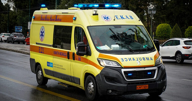 Πολύνεκρο δυστύχημα στην Έδεσσα - Αυτοκίνητο καρφώθηκε σε νταλίκα