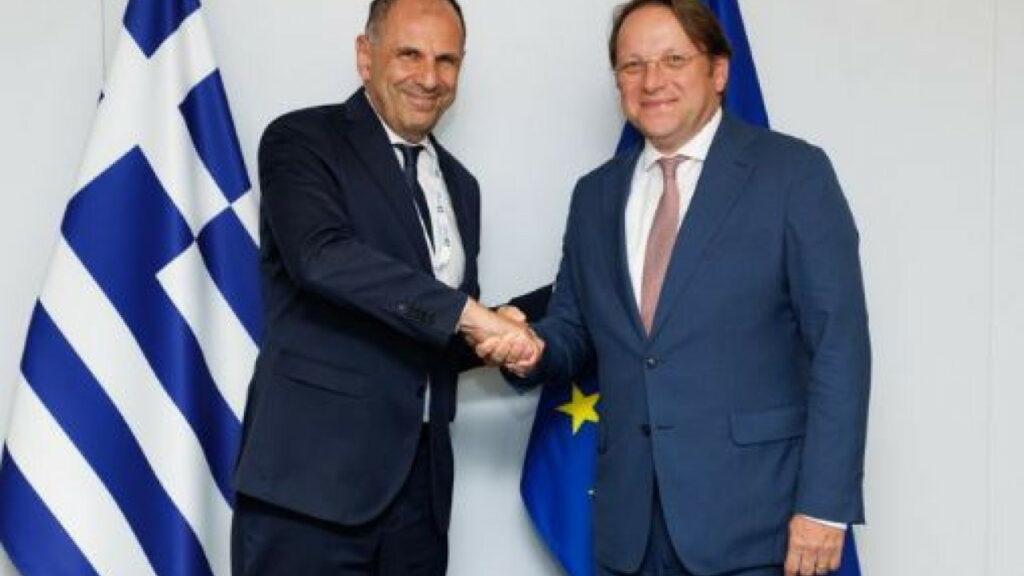 Γεραπετρίτης: Συναντήθηκε με τον Ευρωπαίο Επίτροπο Όλιβερ Βάρχελι