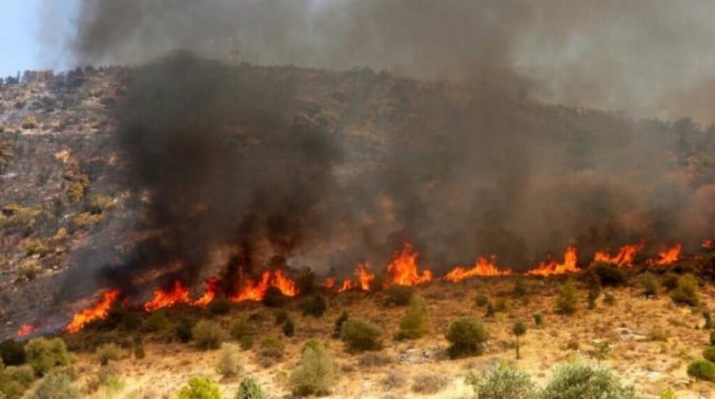 Φωτιά στη Νέα Πέραμο: Οι φλόγες πλησιάζουν τα πρώτα σπίτια – Μήνυμα από το 112 για εκκένωση