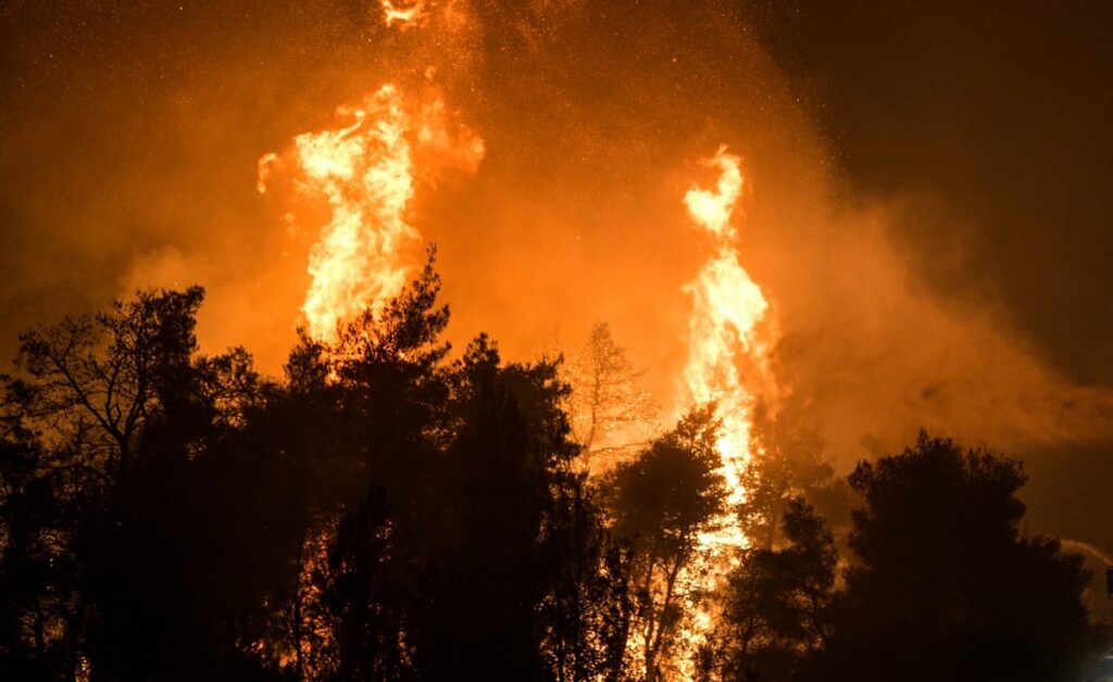 Φωτιά στα Δερβενοχώρια: Οι αστυνομικοί εκκενώνουν τον οικισμό Λεύκα