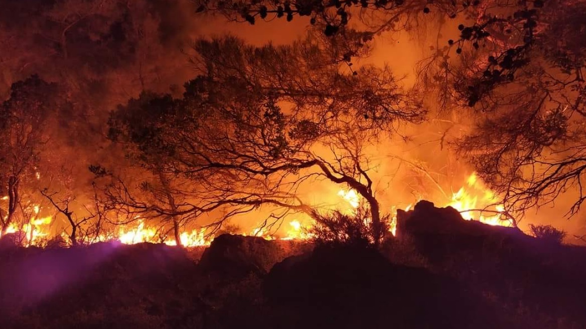 Φωτιά στη Ρόδο: Εκκενώνεται το χωριό Απόλλωνας