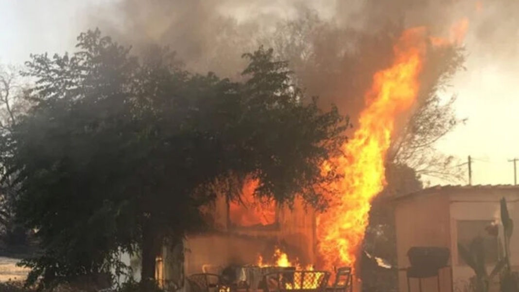 Ρόδος: Μπήκε στο χωριό Ασκληπιείο η φωτιά - Καίει σπίτια και καταστήματα (video)
