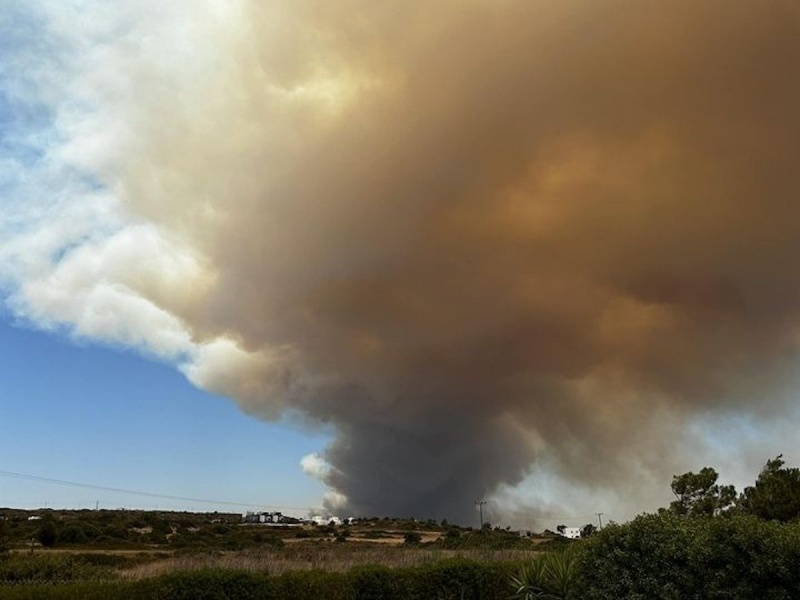 Φωτιά στη Ρόδο: Μήνυμα του 112 για εκκένωση των περιοχών Γεννάδι και Βάτι