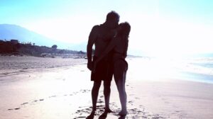 Μπισμπίκης: Το φιλί με τη Βανδή στην παραλία - «Χρόνια πολλά αγάπη μου»