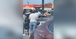 Βίντεο: Πατέρας σπάει με λοστό το τζάμι του αυτοκινήτου γιατί ξέχασε μέσα το μωρό του