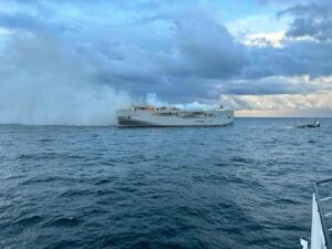 Ανεξέλεγκτη η φωτιά σε φορτηγό-πλοίο που μετέφερε αυτοκίνητα στην Ολλανδία