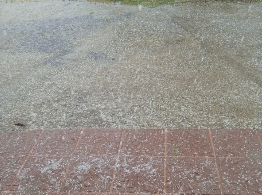 Διδυμότειχο: Ρίχνει χαλάζι - Κακοκαιρία μετά τον καύσωνα στα βόρεια