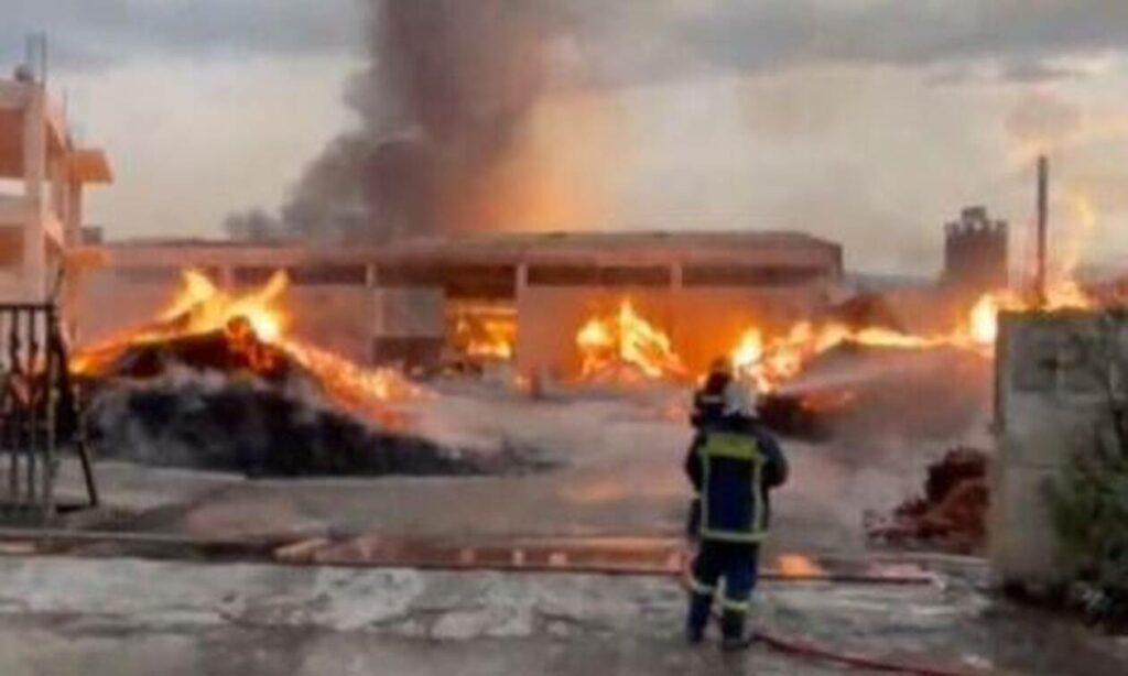 Στις φλόγες περιοχή στον Ασπρόπυργο κοντά σε αποθήκες με καύσιμα