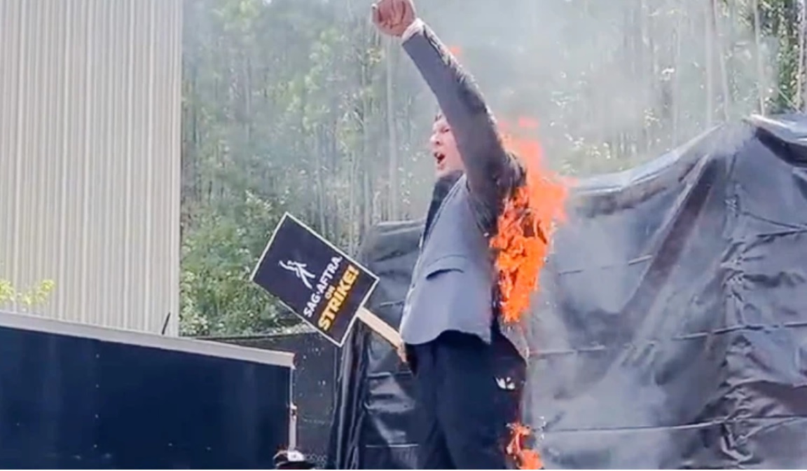 Απεργίες Χόλιγουντ: Κασκαντέρ πασίγνωστου ηθοποιού διαμαρτυρήθηκε βάζοντας φωτιά στον εαυτό του