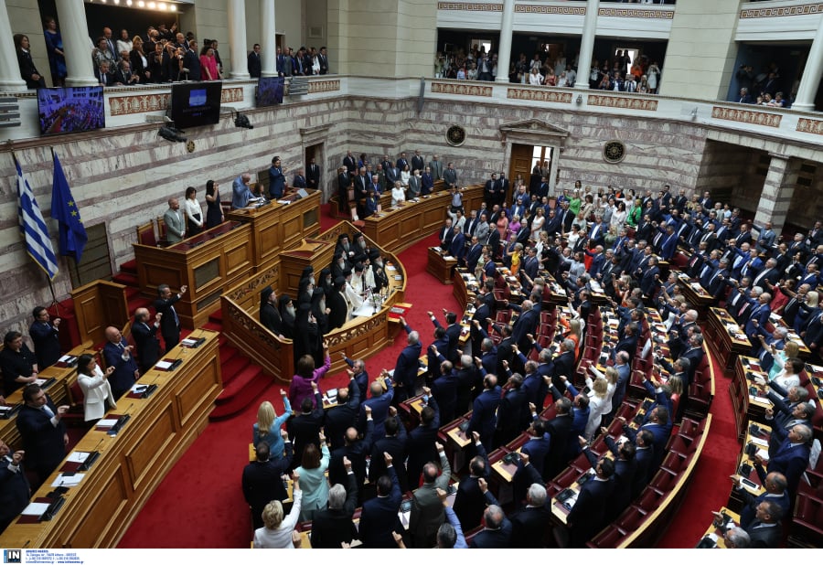 Το νομοσχέδιο για τα μεικτά πληρώματα των ασθενοφόρων του ΕΚΑΒ ψηφίστηκε κατά πλειοψηφία στη Βουλή