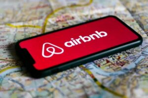 Airbnb: Κάηκε σε Ρόδο και Κέρκυρα