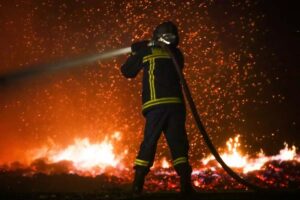 Οι πυρκαγιές και οι συναυλίες: όταν τα σπίτια μας καίγονται και μείς άδομεν