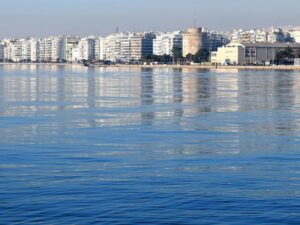 Θεσσαλονίκη: Ηλικιωμένος βούτηξε για άγνωστο λόγο στον Θερμαϊκό (video)