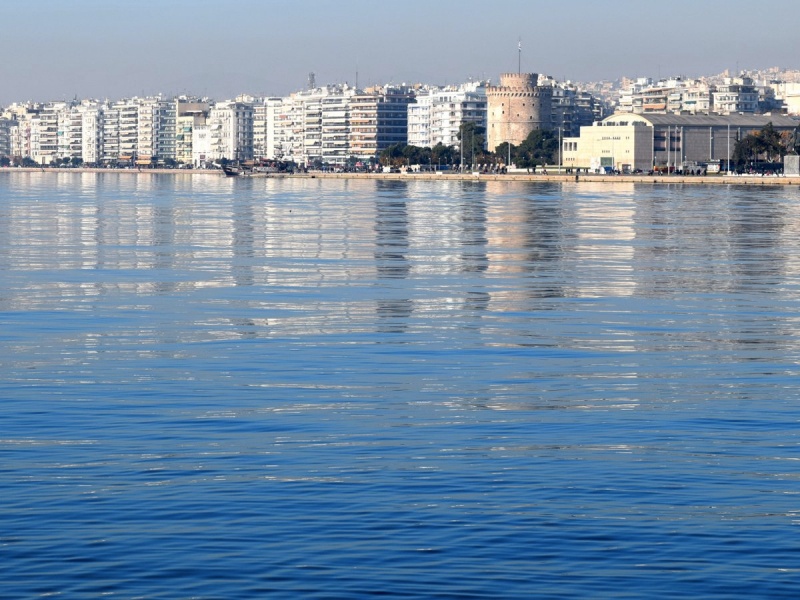 Θεσσαλονίκη: Ηλικιωμένος βούτηξε για άγνωστο λόγο στον Θερμαϊκό (video)