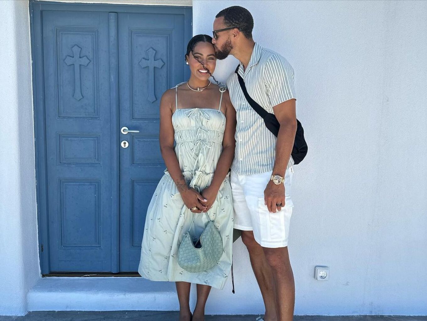 Στεφ Κάρι: Ο αστέρας του NBA γιόρτασε την επέτειο του γάμου του στην Σαντορίνη