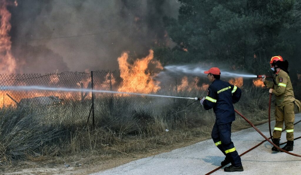 Πύρινο μέτωπο σε χορτολιβαδική έκταση στο Ηράκλειο Κρήτης - Ισχυροί άνεμοι πνέουν στην περιοχή