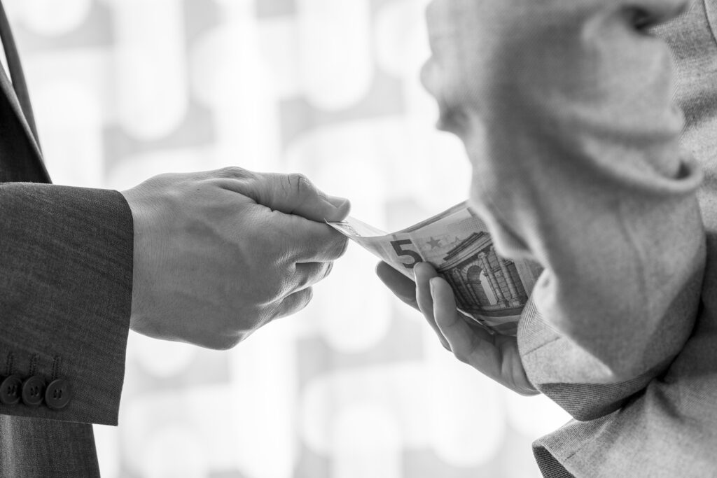 Δύο παράκεντρα εφοριακών, με…υποκαταστήματα, εκβίαζαν μεγάλους επιχειρηματίες, μέχρι και μικροεπαγγελματίες
