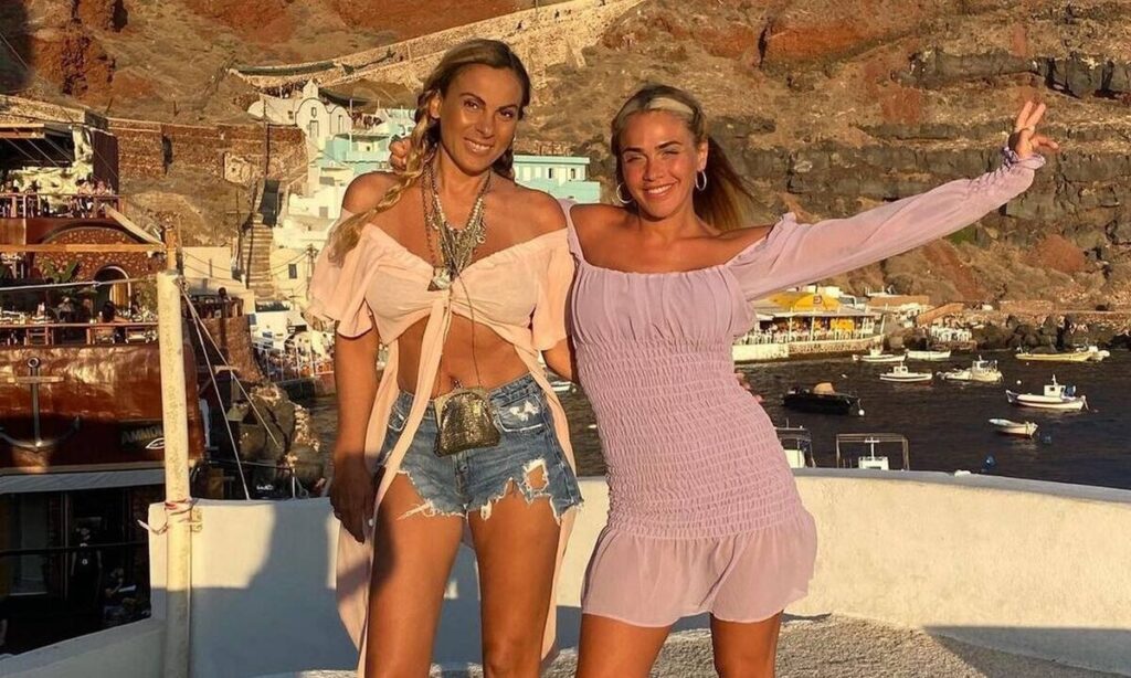 Ζώζα Μεταξά: Κάνει ντουζ με το λάστιχο και θυμάται τα παιδικά της χρόνια
