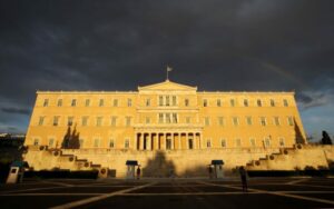 Πολιτική σταθερότητα, δυναμικη ανάκαμψη, διεθνής αβεβαιότητα για την ελληνική οικονομία