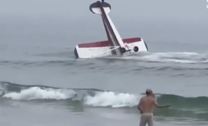 Νιου Χάμσαϊρ: Έπεσε αεροπλάνο σε παραλία με κόσμο - Βίντεο