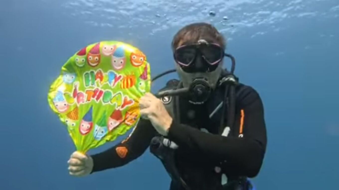 Γιώργος Καπουτζίδης: Γιόρτασε τα γενέθλιά του κάτω από την επιφάνεια της θάλασσας