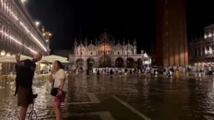 Μάρτυρες ενός σπάνιου φαινομένου στη Βενετία: Η παλίρροια στην πλατεία του Αγίου Μάρκου (βίντεο)