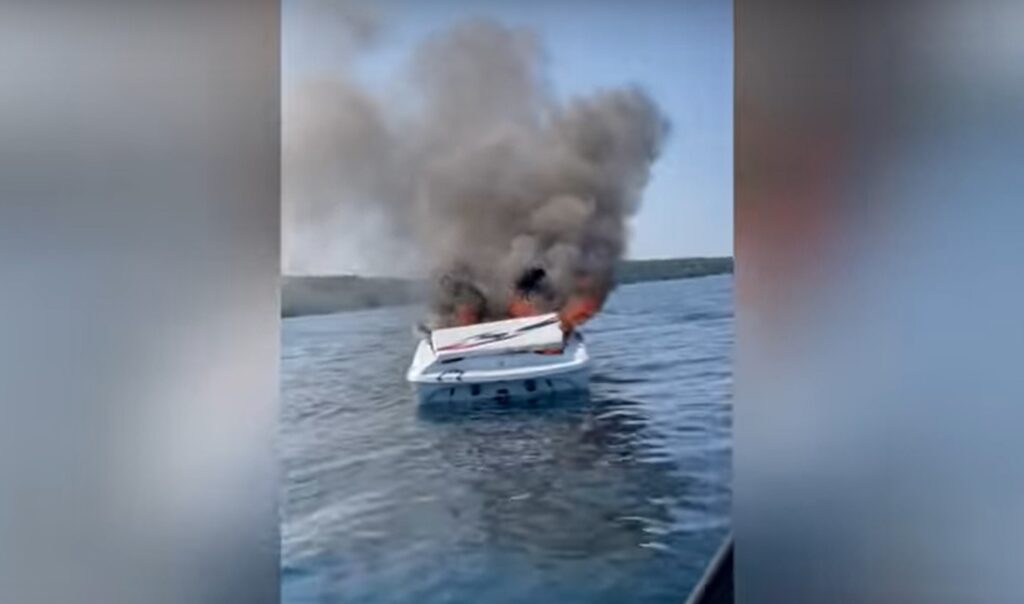 Ζευγάρι πηδάει από φλεγόμενο σκάφος λίγο πριν ανατιναχτεί (βίντεο)