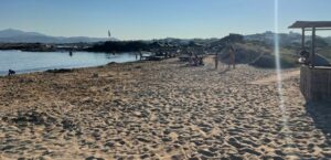 Χωρίς ξαπλώστρες η μισή παραλία της Σάντα Μαρία στην Πάρο