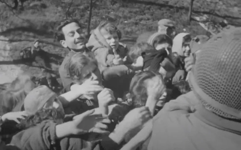 Σπάνιο βίντεο με τη διάσωση χιλιάδων Εβραίων από τρένο των Ναζί - Επιζώντες αναγνωρίζουν τους εαυτούς τους και συγκινούν τον κόσμο