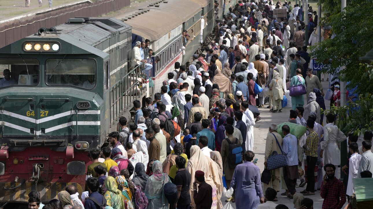Πακιστάν: Τουλάχιστον 15 νεκροί και 50 τραυματίες από εκτροχιασμό τρένου