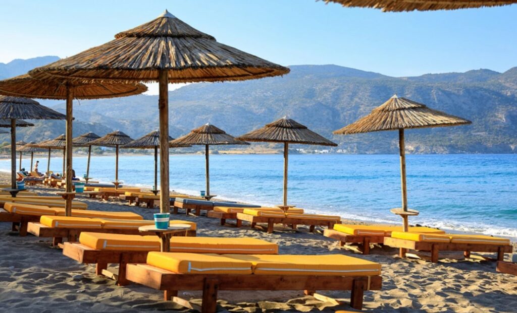 Χαλκιδική: Ξαπλώστρες «πρώτο τραπέζι κύμα» με ελάχιστη κατανάλωση… 120 ευρώ το άτομο