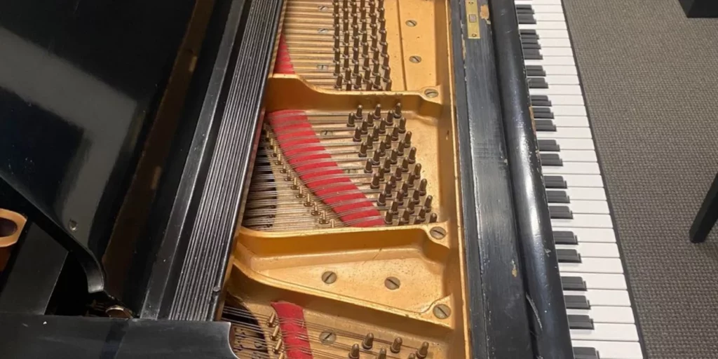 230810182302_anoixto-mavro-piano.jpg
