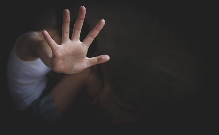 Αγρίνιο: 54χρονος ξυλοκόπησε τη γυναίκα του μπροστά στη 12χρονη κόρη τους
