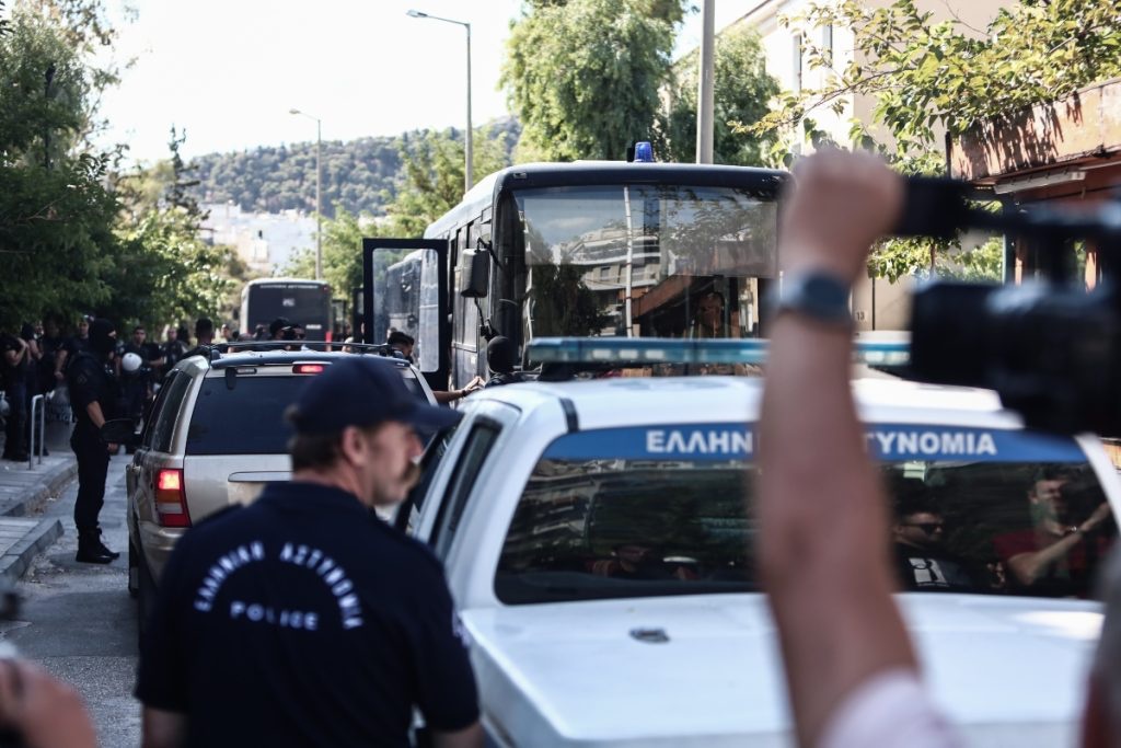 Ένταση στην Ευελπίδων: Πέταξαν μπουκάλια σε ΜΑΤ και δημοσιογράφους - Σε εξέλιξη οι απολογίες των χούλιγκανς