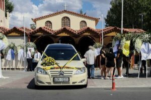 Θλίψη στην κηδεία του Μιχάλη Κατσούρη στην Ελευσίνα - Οι καρδιές ράγισαν στο συγκινητικό τελευταίο «αντίο»