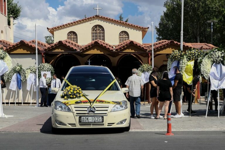 Θλίψη στην κηδεία του Μιχάλη Κατσούρη στην Ελευσίνα - Οι καρδιές ράγισαν στο συγκινητικό τελευταίο «αντίο»
