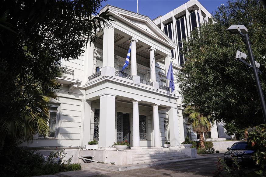 «Οποιεσδήποτε δηλώσεις που στρεβλώνουν την πραγματικότητα δεν προσφέρουν καλή υπηρεσία υπό τις παρούσες συνθήκες» απαντά το ελληνικό ΥΠΕΞ στον Κροάτη Πρόεδρο.