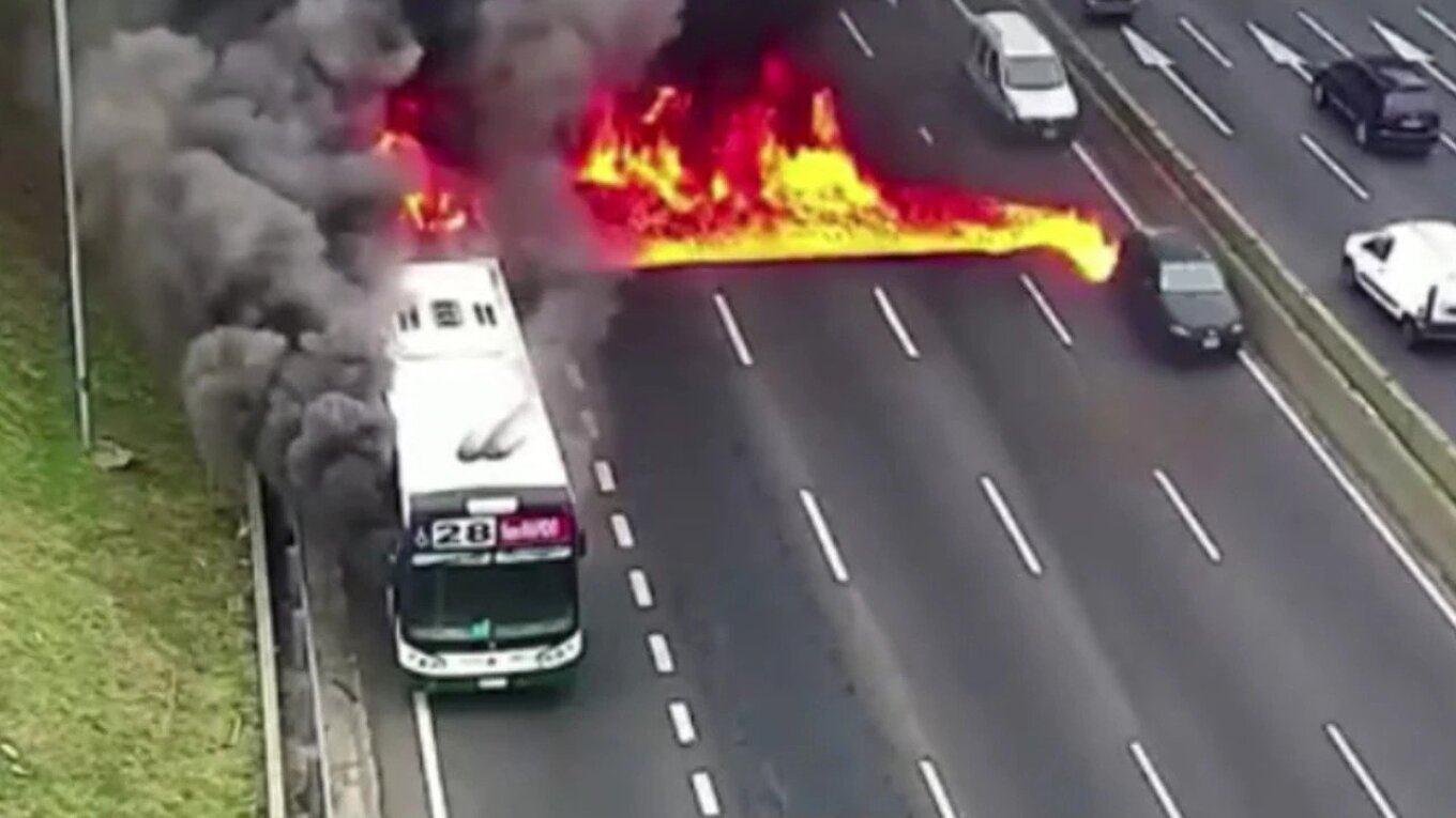 Αργεντινή: Λεωφορείο πήρε φωτιά στη μέση του δρόμου - Βίντεο