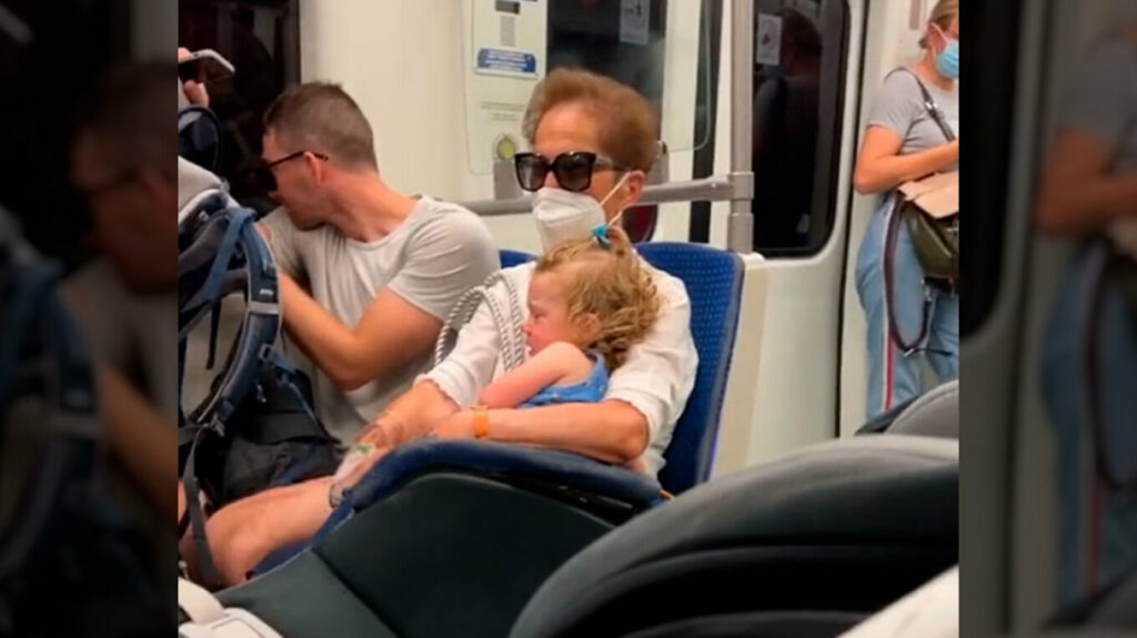 Γιαγιά γίνεται viral στο TikTok: Η αγκαλιά που ηρεμεί την κόρη τουρίστριας κάνει θραύση στο διαδίκτυο