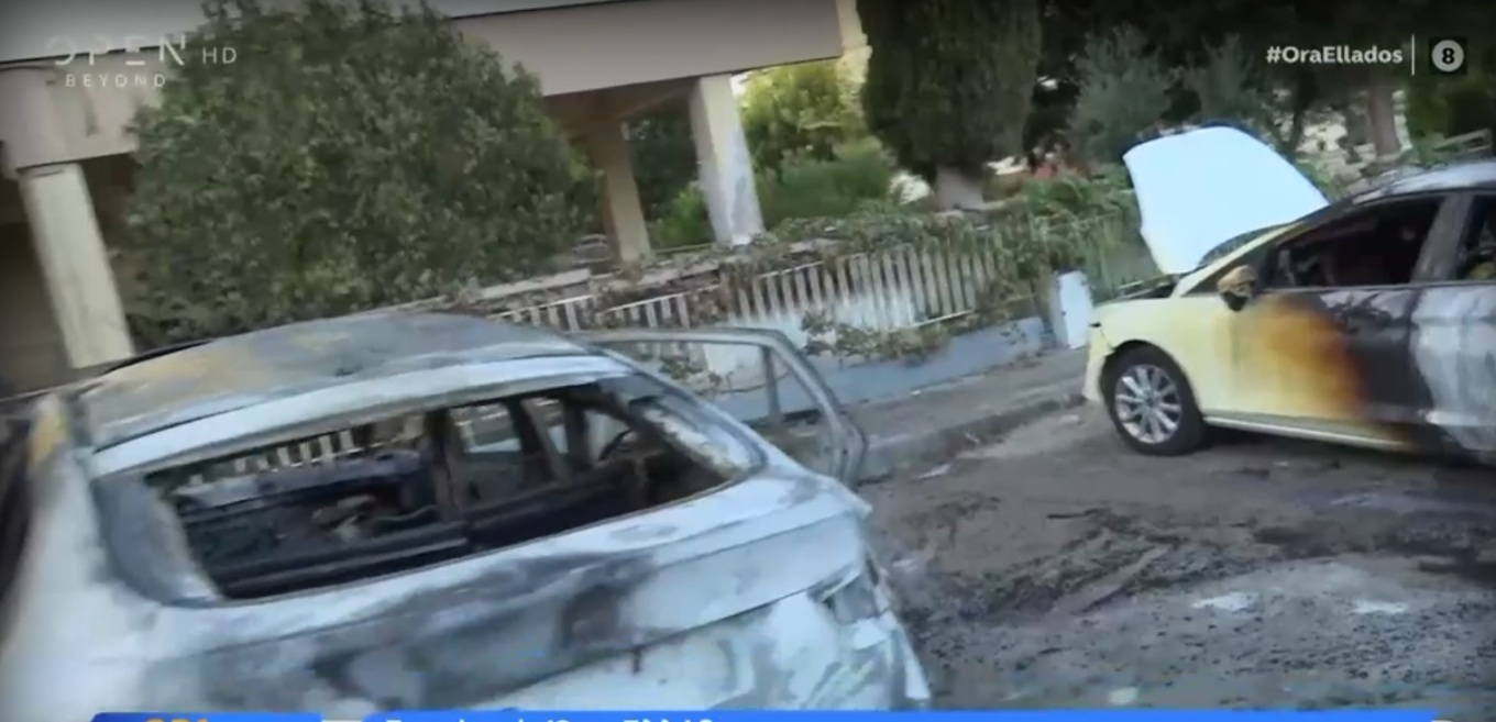 Καλαμαριά: Αναστάτωση από φωτιά σε τρία αυτοκίνητα - «Μας φώναζαν "φύγετε μακριά"»
