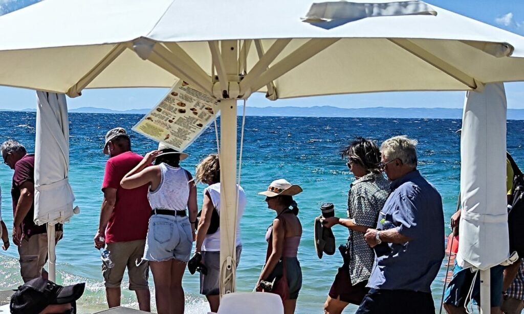 Έλεγχοι σε Πάρο και Αντίπαρο: Συλλήψεις 18 επιχειρηματιών για παράνομη κατάληψη παραλίας