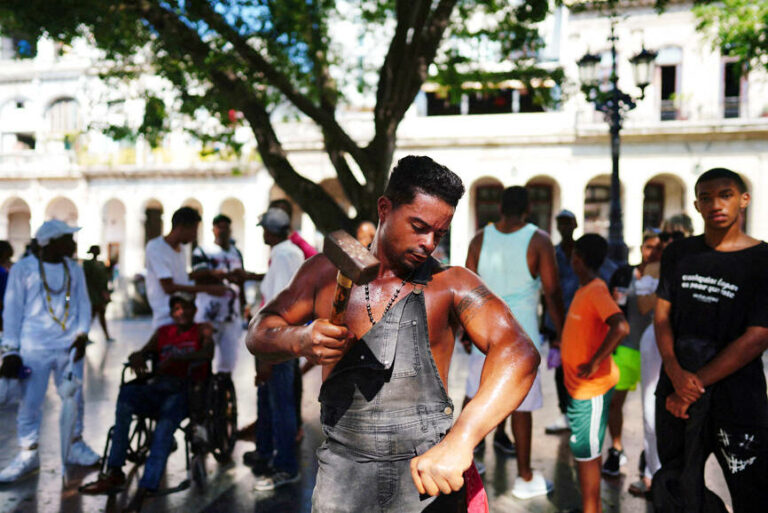 Ο «Κουβανός Ironman» καταρρίπτει τα όρια της αντοχής με 1.000 χτυπήματα σφυριού την ημέρα στο σώμα του