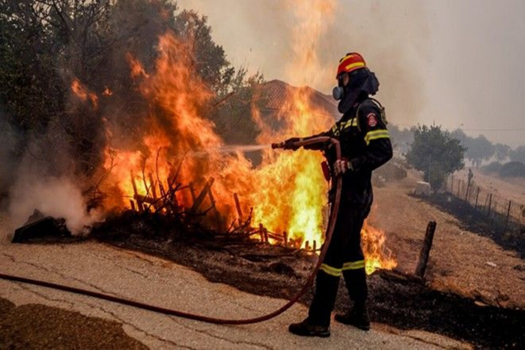 Νέο πύρυνο μέτωπο κοντα σε παραλία της Κύθνου