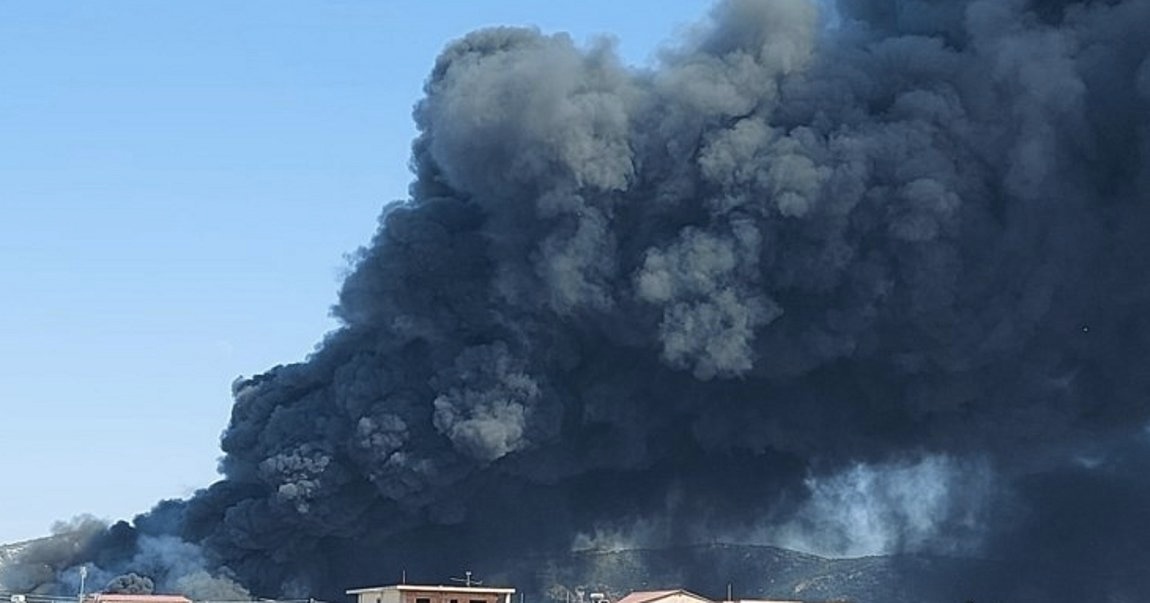 Φωτιά στον Ασπρόπυργο: Μήνυμα από το 112 για εκκένωση στη Λάκκα Κατσαρή