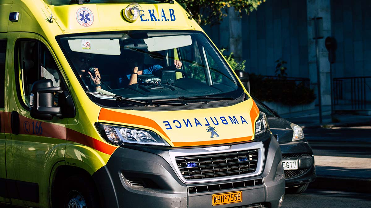 Μεγάλη επιχείρηση ΕΚΑΒ και Αστυνομίας πραγματοποιήθηκε λίγο πριν τις 10 το βράδυ της Δευτέρας στην Πάτρα, για τη διακομιδή 16χρονου αγοριού στο νοσοκομείο του Ρίου. Σύμφωνα με πληροφορίες  και υπό αδιευκρίνιστες για την ώρα συνθήκες, ο ανήλικος έπεσε από τον τρίτο όροφο του παλιού Σανατορίου της Ζάστοβας, με αποτέλεσμα να τραυματιστεί. Άμεση ήταν η ανταπόκριση των Αρχών για την έγκαιρη διακομιδή του παιδιού στο νοσοκομείο. Η έρευνα για τα αίτια του συμβάντος βρίσκεται σε εξέλιξη.