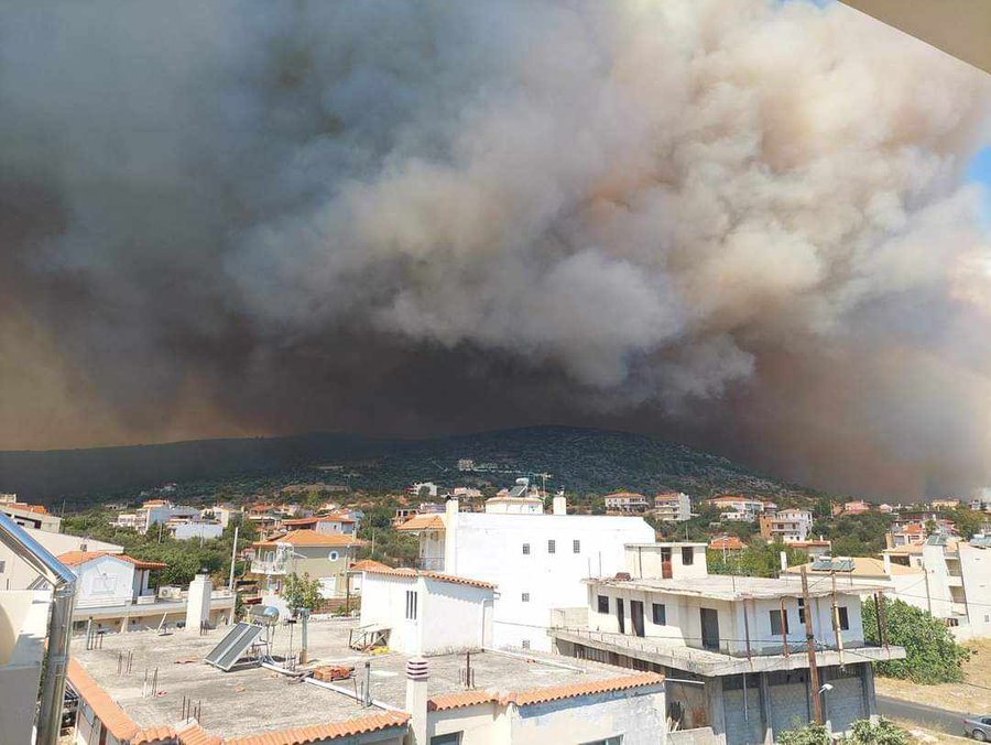 Μεγάλη φωτιά στη Φυλή, εκκενώνεται προς Άνω Λιόσια - Απειλεί σπίτια